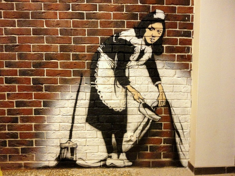 Нарисовать картину на стене