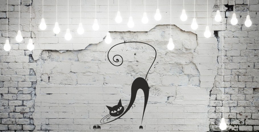 Надпись на белой кирпичной стене