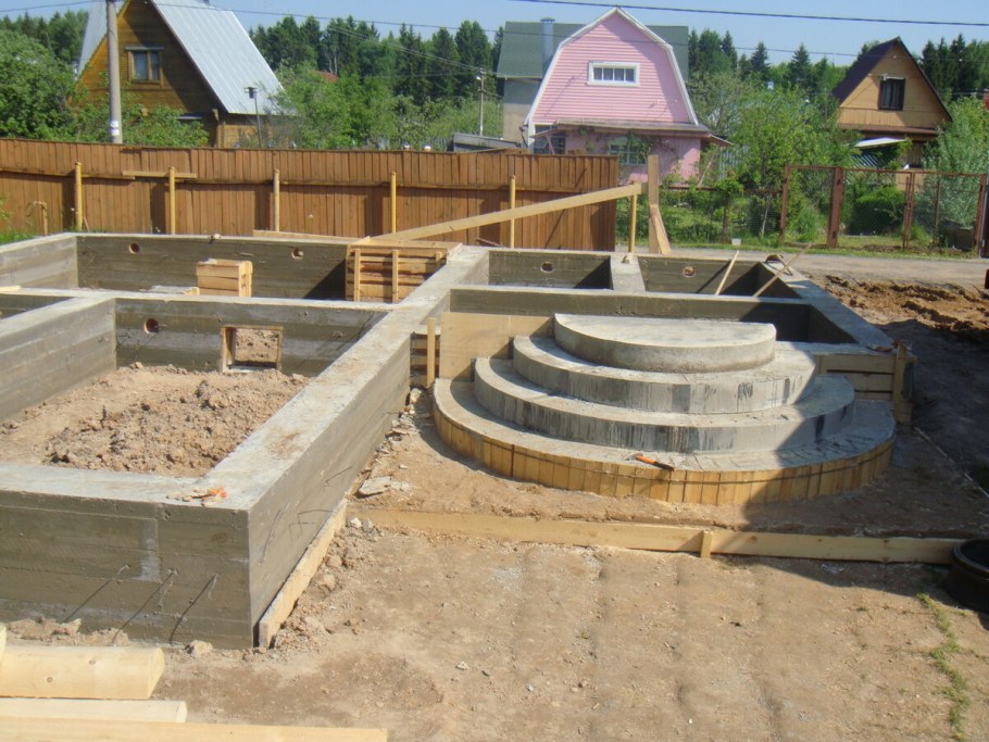 Дом с фундаментом