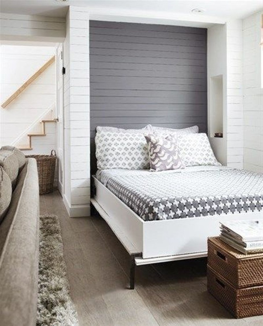 Двуспальная кровать в нише