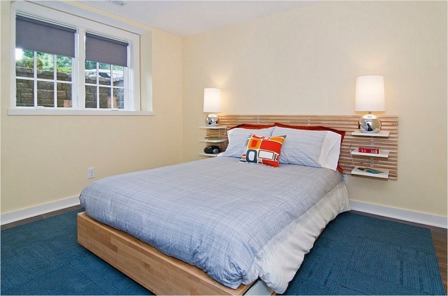 Спальня с кроватью у стены