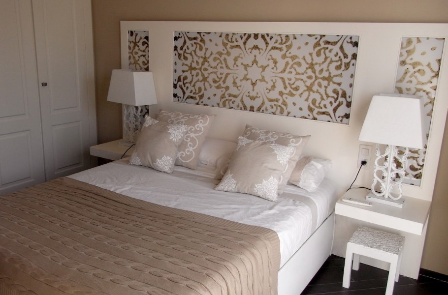 Кровать с красивым изголовьем