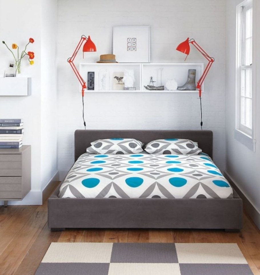 Двуспальная кровать у стены в спальне