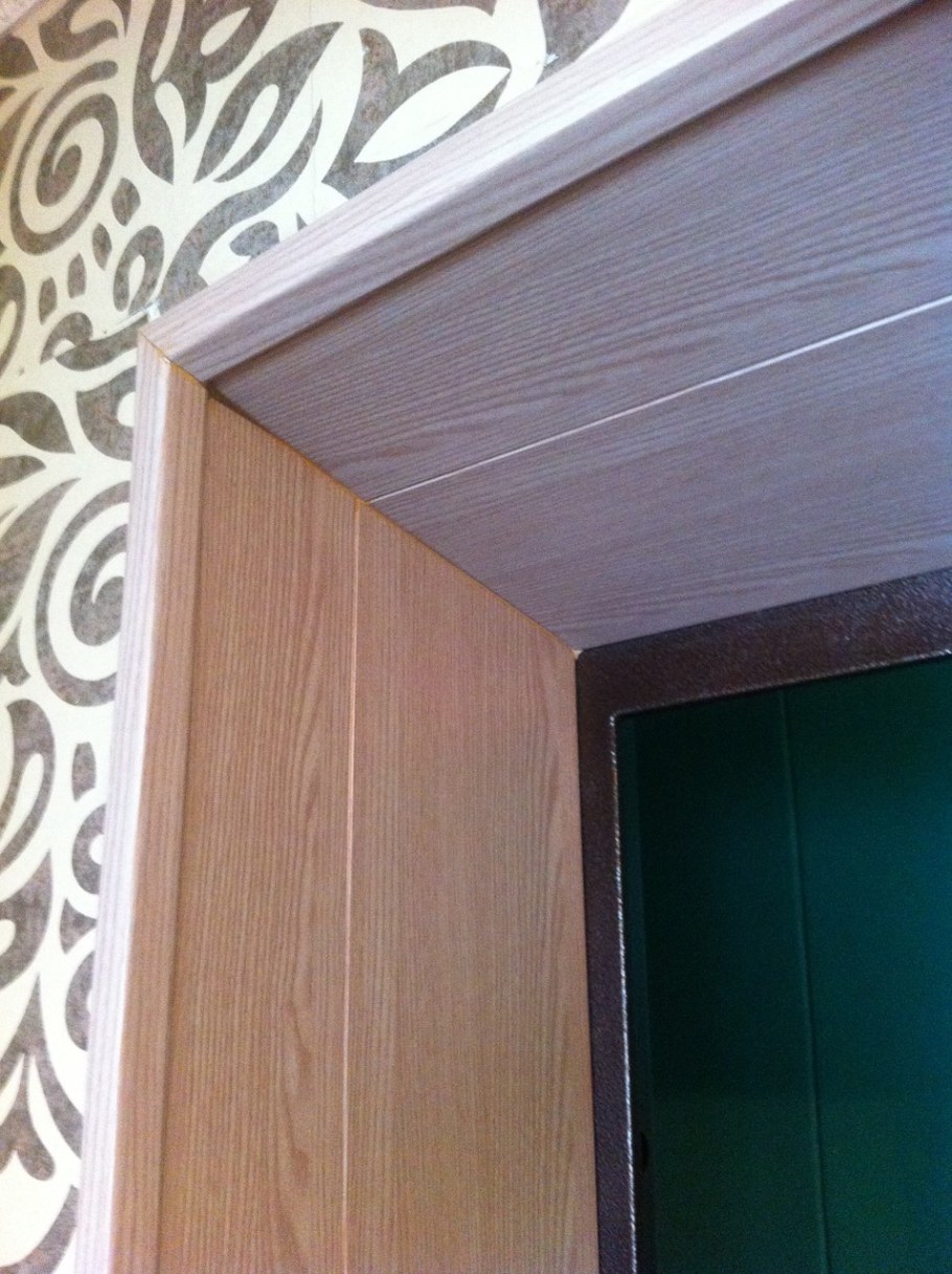 Отделка откосов входной двери МДФ