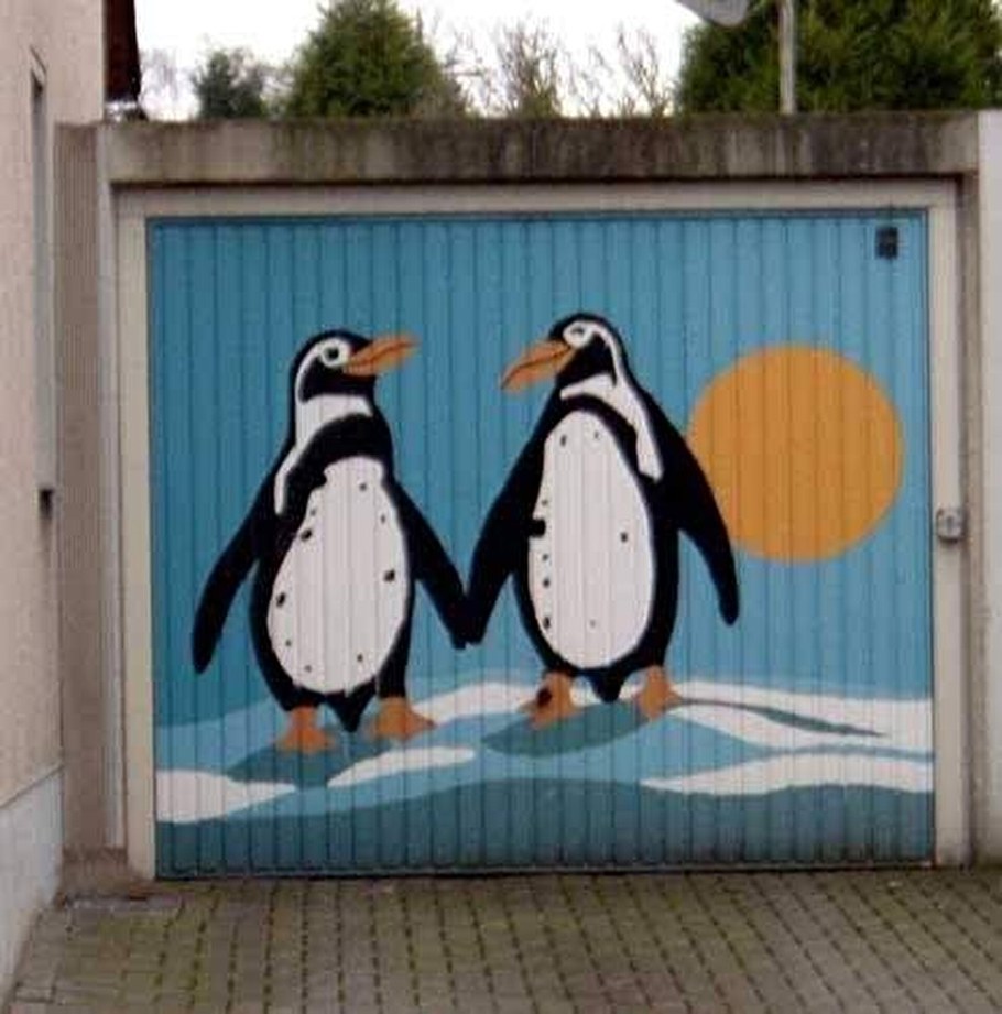 Рисунки на воротах гаража