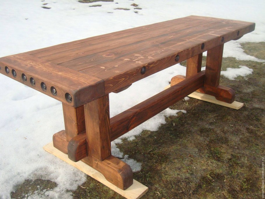 Массивный стол из дерева