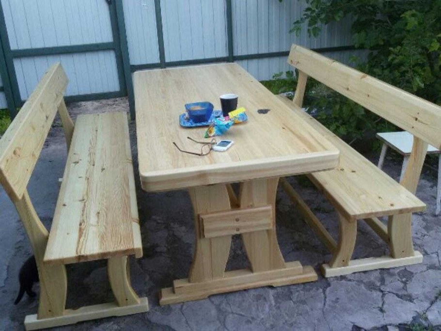 Стол с лавками из дерева