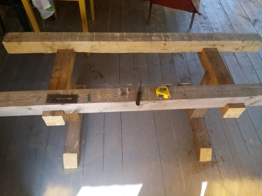 Столик из бруса