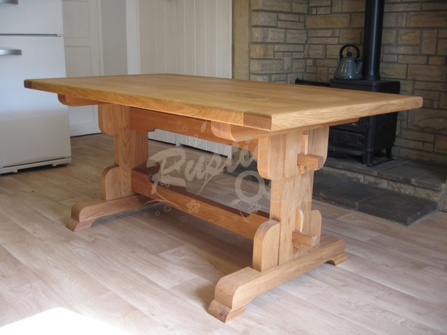 Красивый деревянный стол