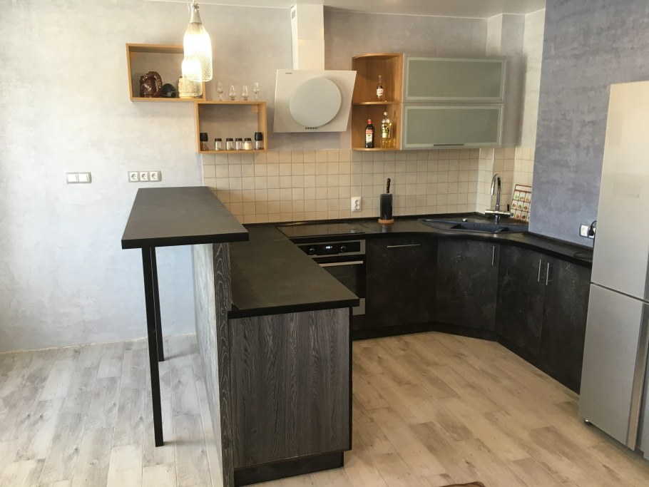 Кухня с барным стойкоц