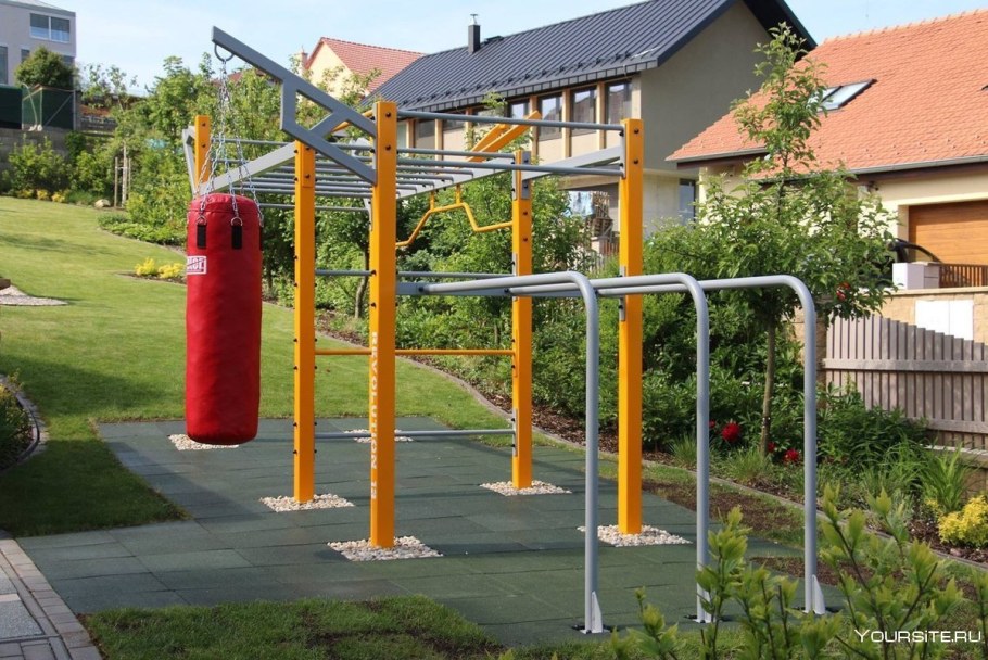 Уличная спортивная площадка