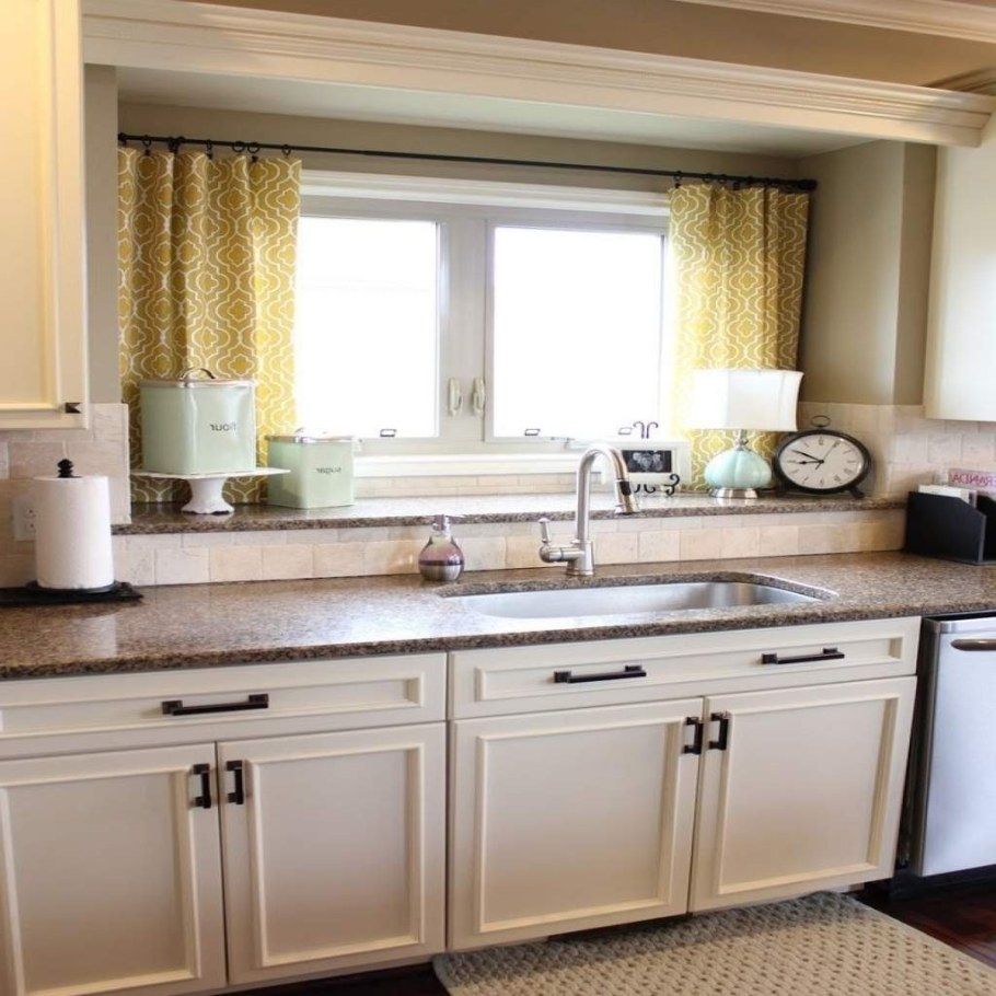 Раковина у окна на кухне