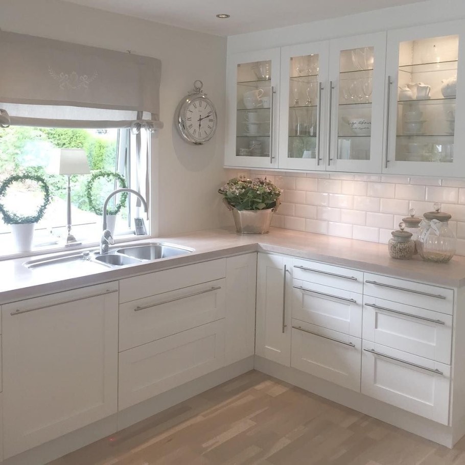 Кухня с окном в частном доме