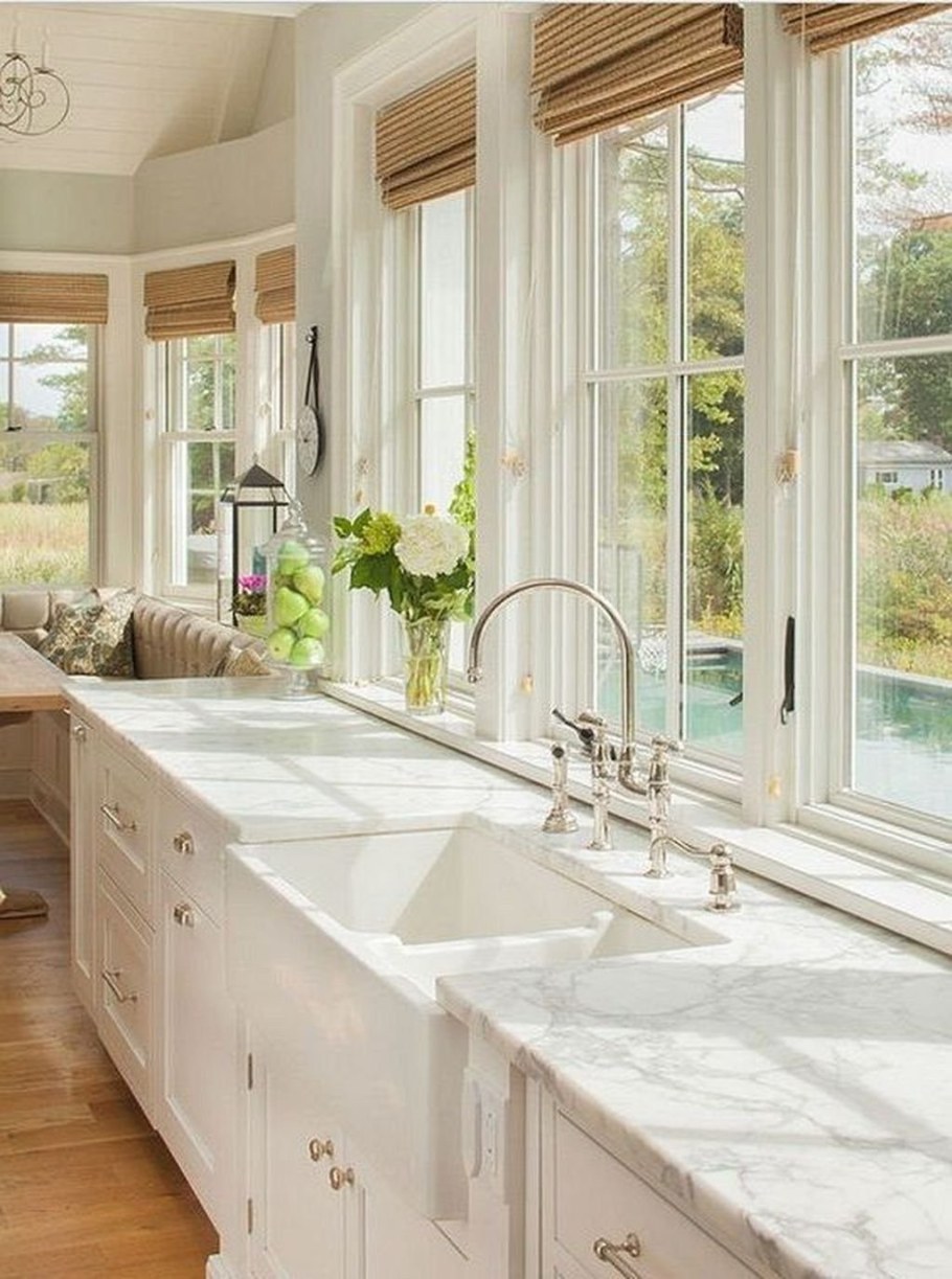 Кухня с большим окном в частном доме