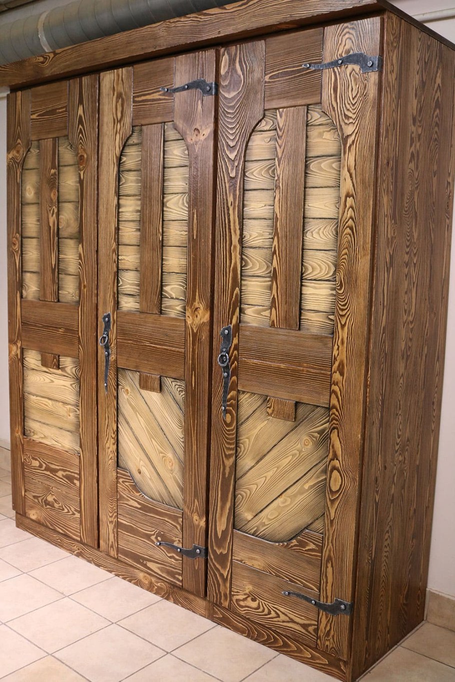 Шкаф под старину из дерева