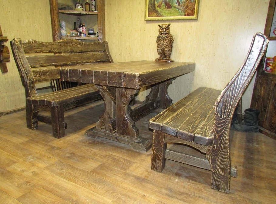 Состаренный стол из дерева