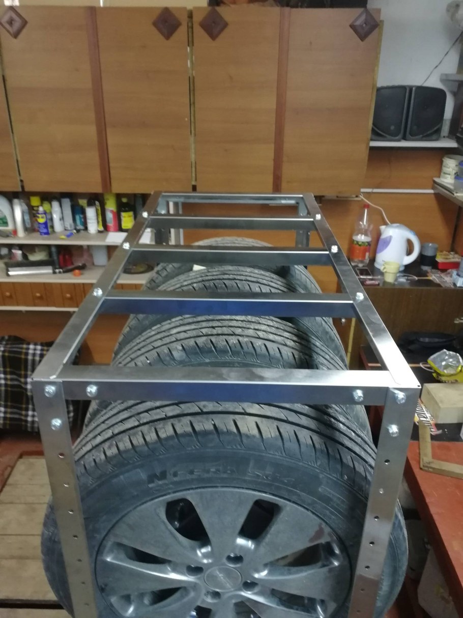 Подставка для колес в гараже