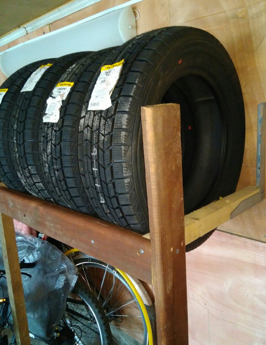 Полки для хранения колес в гараже