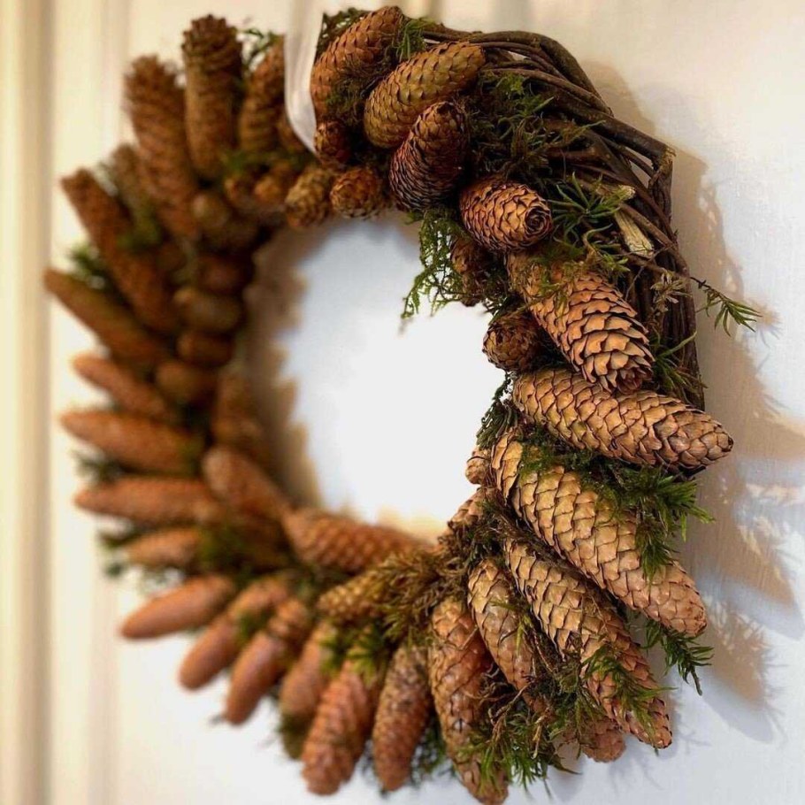 Новогодний декор из шишек и веток