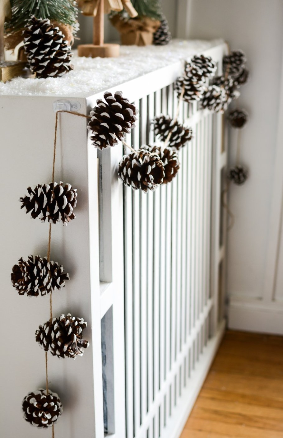 Украшения из шишек