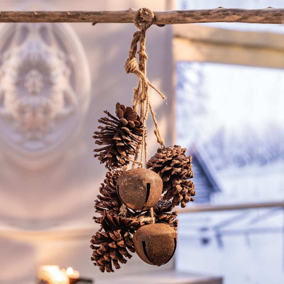 Декорации из шишек