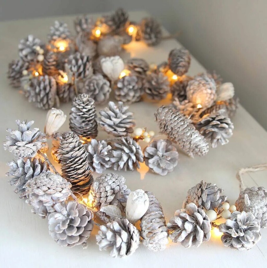 Новогодняя гирлянда из шишек