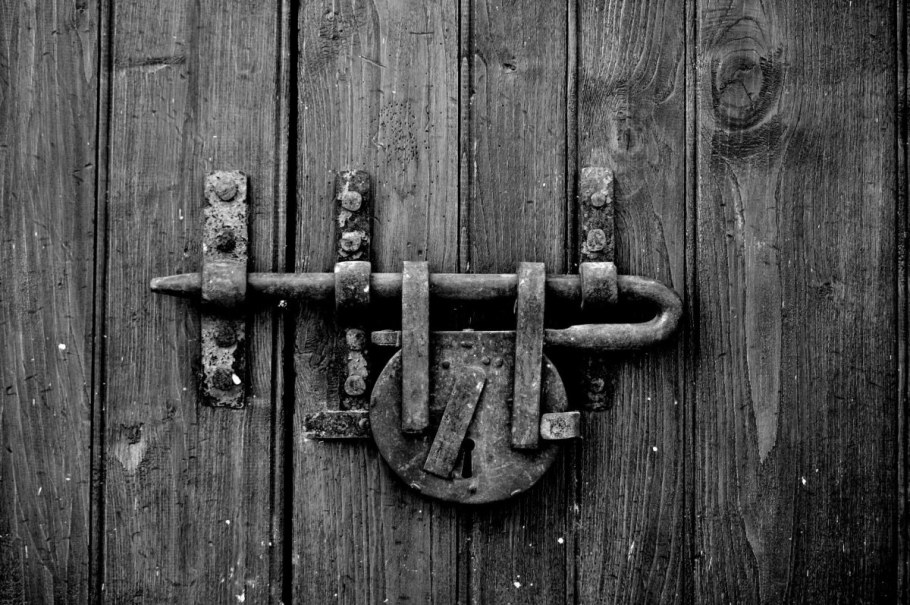 Щеколда на дверь старинная