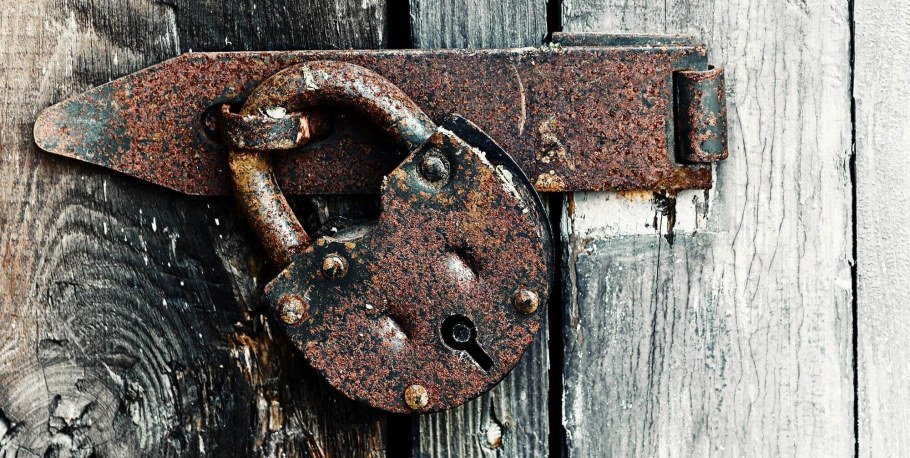 Ржавый навесной замок