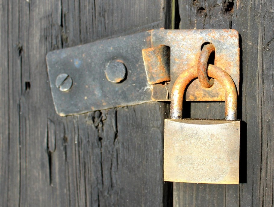 Навесной замок на дверь