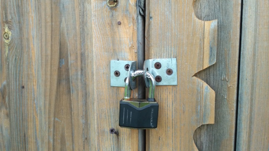 Крепления для навесного замка на дверь