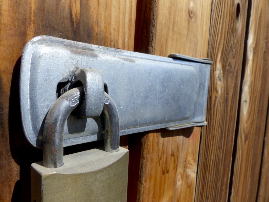 Навесной замок на дверь