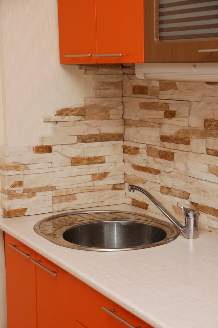Отделка кухни искусственным камнем