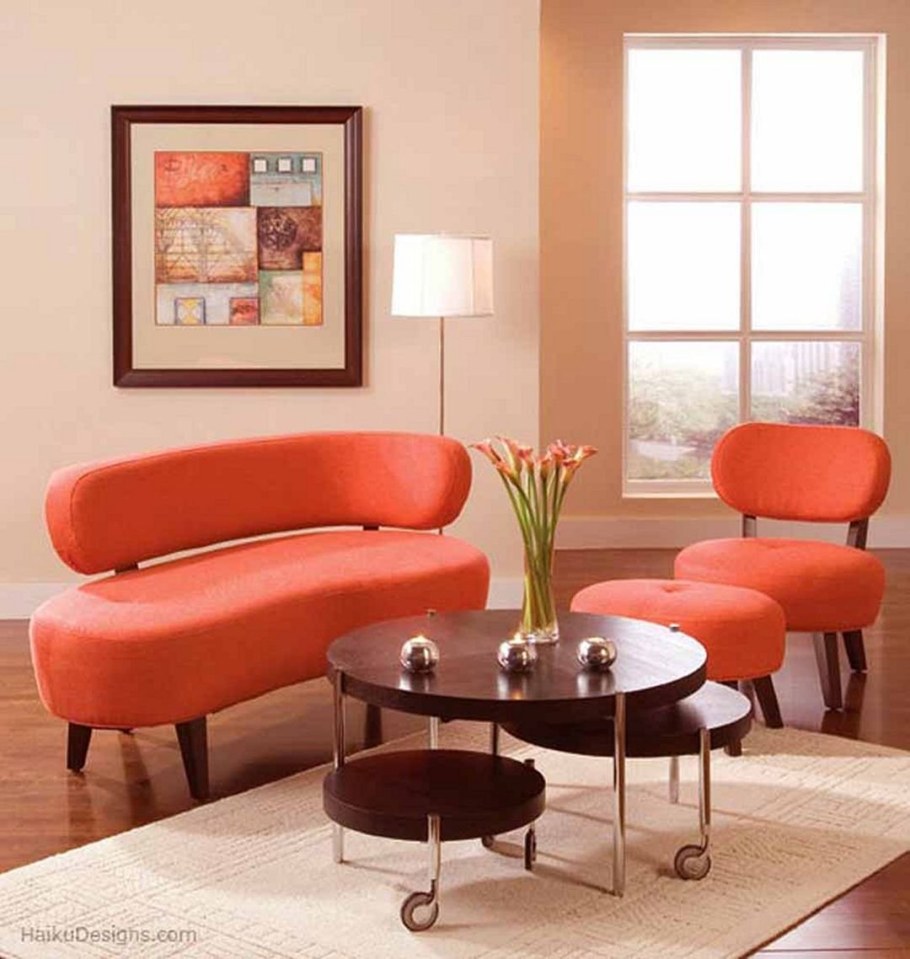 Оранжевый диван в интерьере
