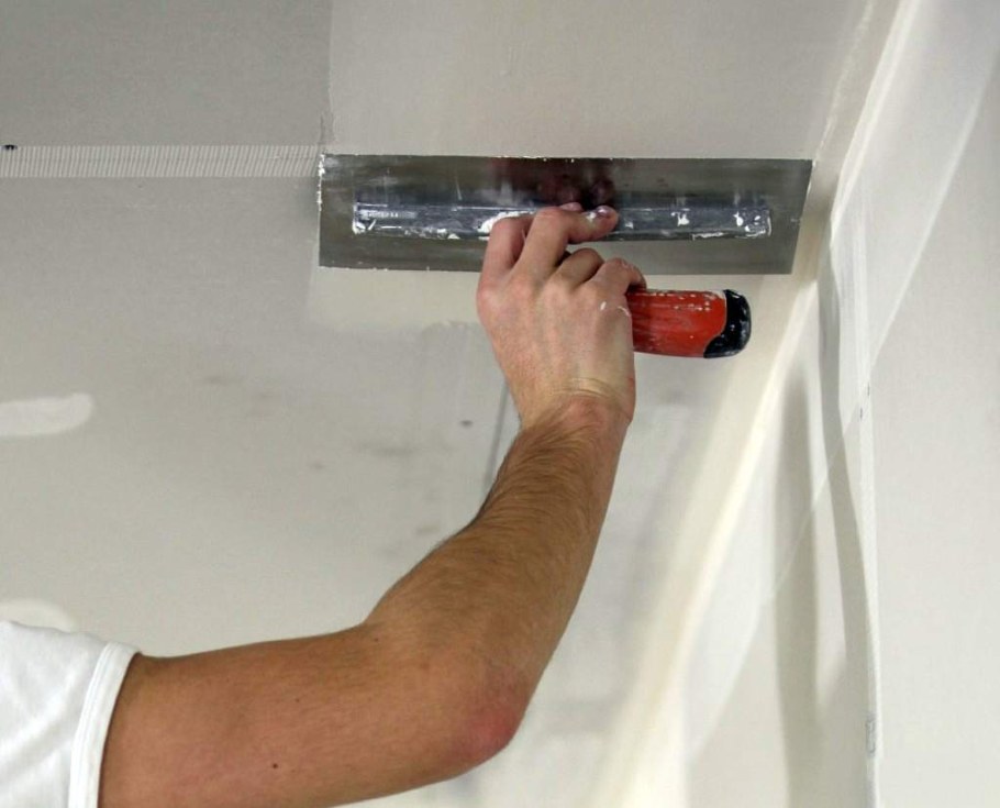 Шпатлевание потолка