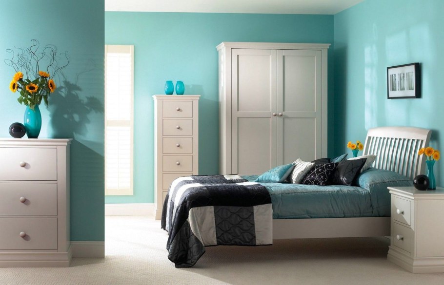 Светло бирюзовые стены