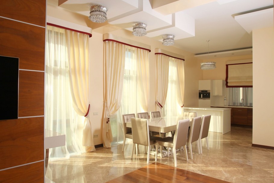 Шторы в гостиную совмещенную с кухней