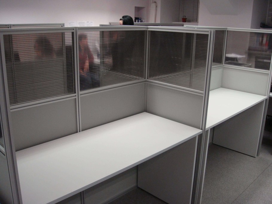 Офисные столы с перегородками