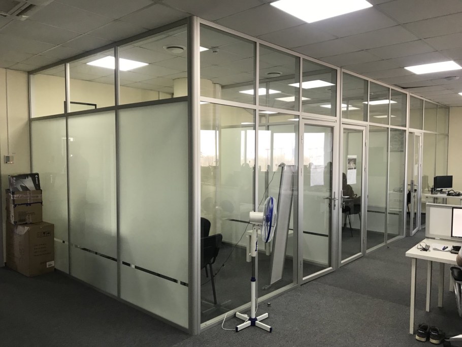 Офис с перегородками с людьми