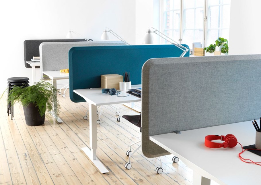 Стол с экраном в офис