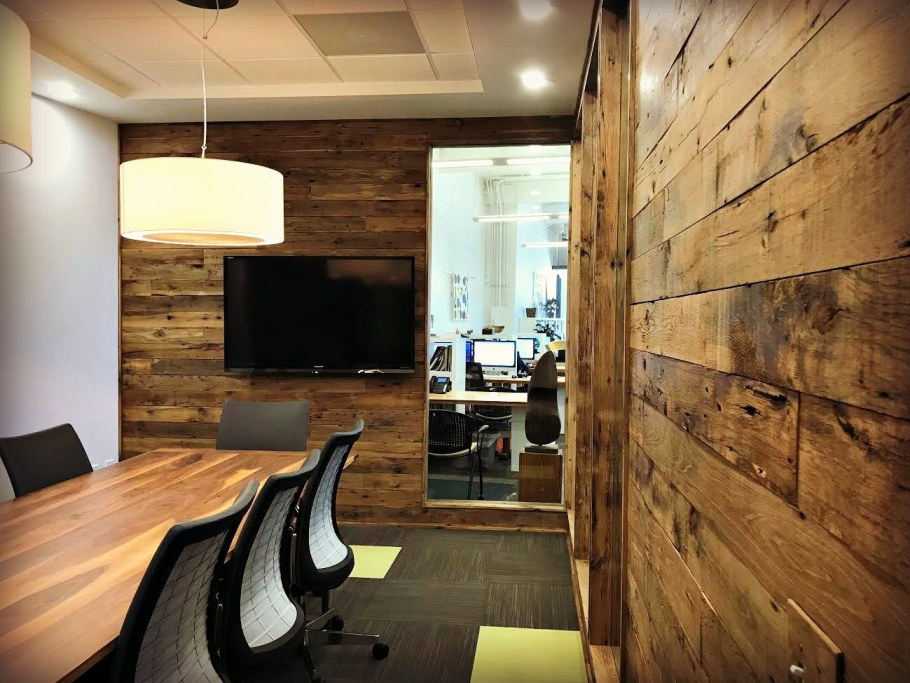 Деревянные доски в интерьере