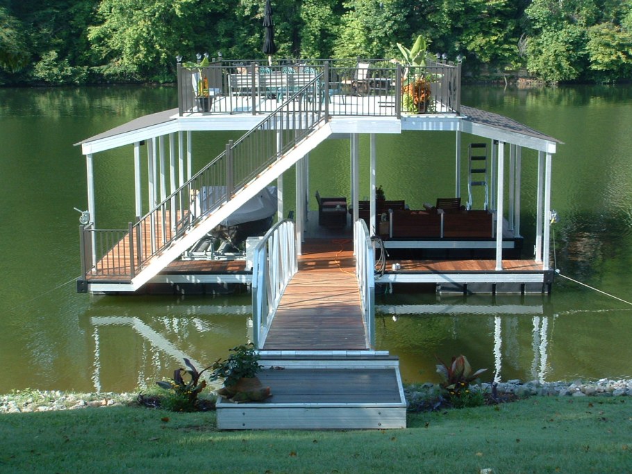 Веранда у пруда