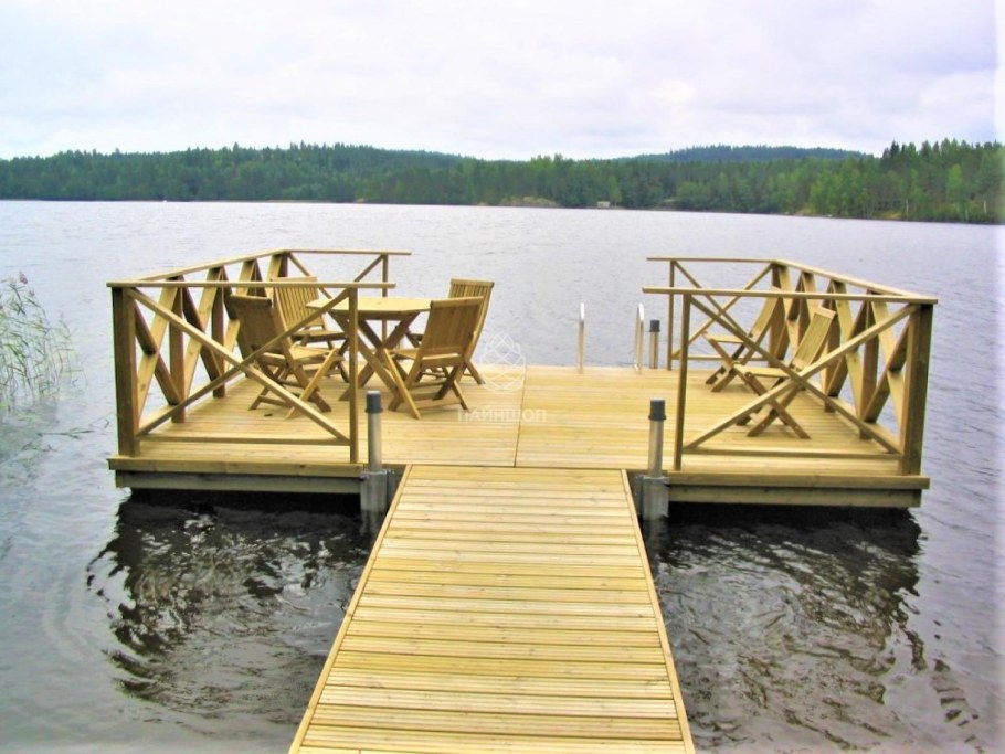 Деревянные мостки на реке