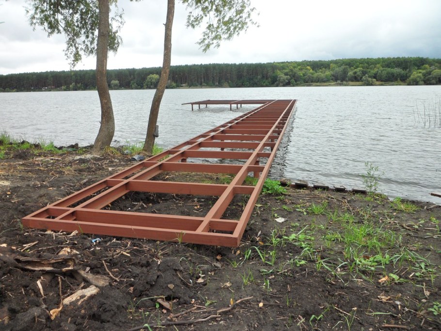 Деревянные мостки на реке