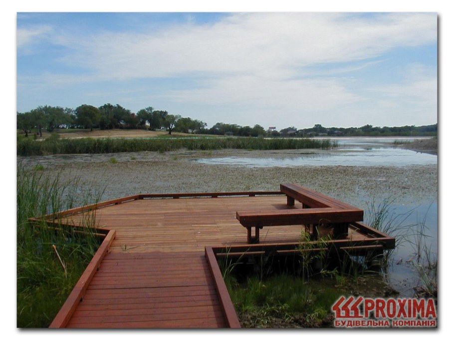 Деревянный причал на озере