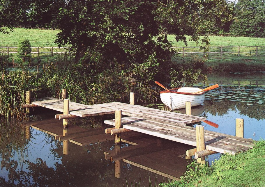 Пруд с мостиком