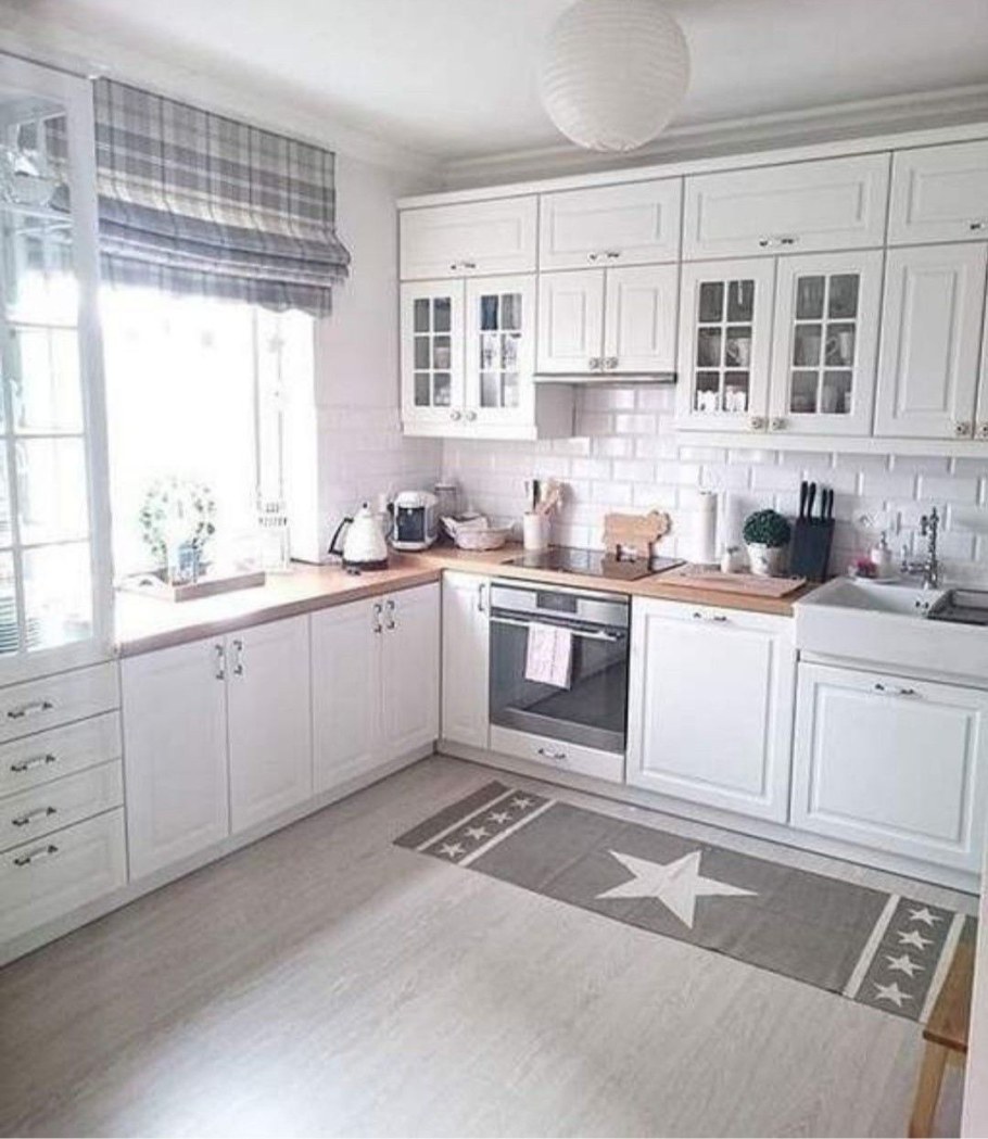 Кухня Будбин икеа белая с деревянной столешницей