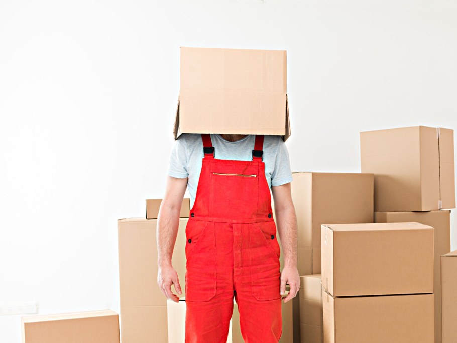 Девушка с посылкой