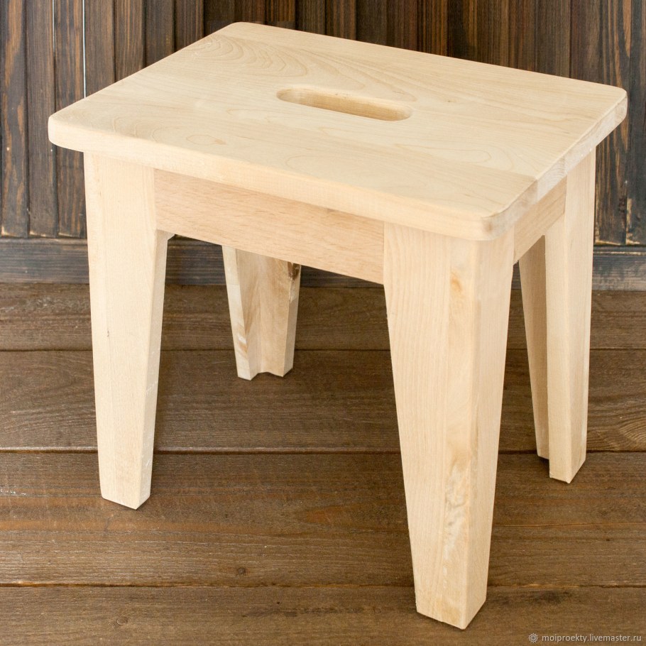 Маленькие деревянные табуретки