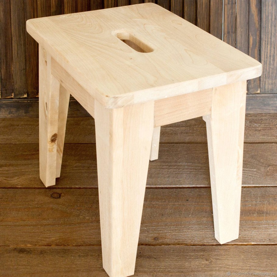 Табуретка маленькая деревянная