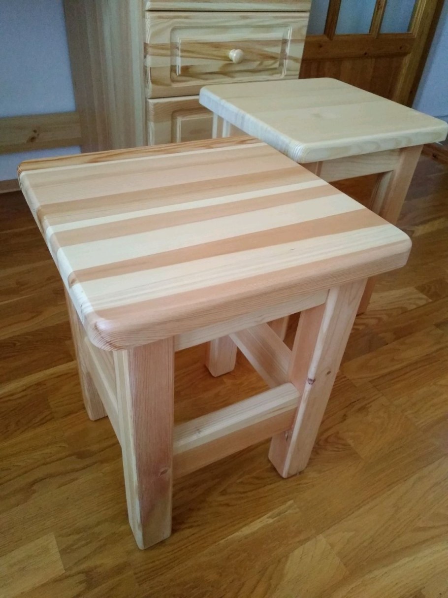 Табуретка деревянная